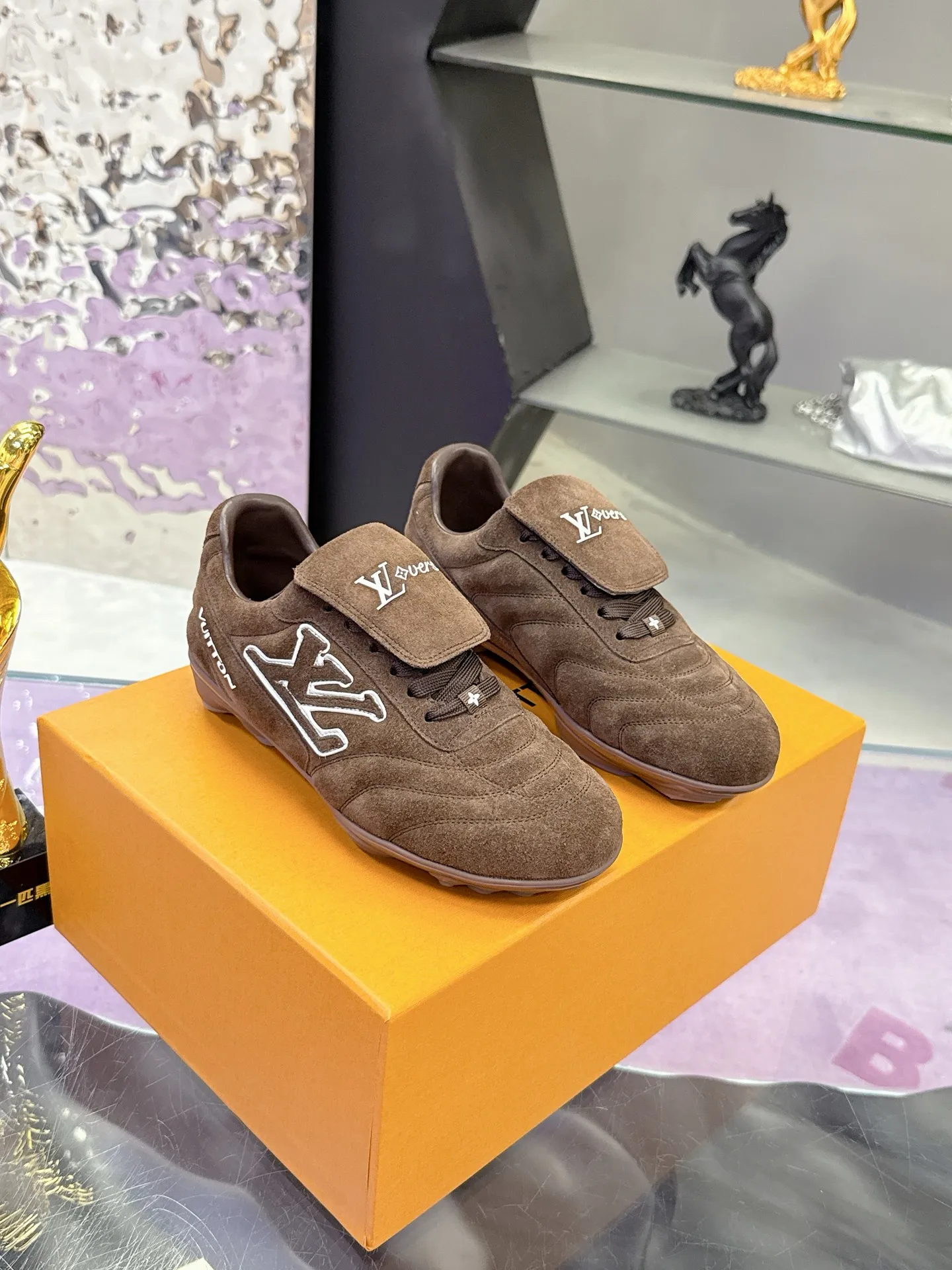 Factory price: 700💰 2025 new LV sneakers for couples, 🔥🔥🔥You will look fashionable when you wear them ❤️ LV football shoe series 💗 This Footprint Soccer sneaker was unveiled in the 2025 spring and summer series fashion show. It is the first sneaker designed by Pharrell Williams inspired by football shoes. The shoes are inspired by football, a sport that spans generations and cultures💎, echoing the theme of unity and universal participation in the 2025 spring and summer series fashion show. The shoe is known for its sleek design, with the dynamic IV Initials logo embellished on the side, the Lvers United emblem inspired by the football team on the tongue, and the sole patterned rubber sole decorated with multiple Louis Vuitton logos. Stylish and casual wear, a trend-setter in the fashion industry. Made of imported cowhide with full craftsmanship💓 Number of sizes (women’s 35-41, women’s 41 customized) (men’s 39-46, 45-46 customized)